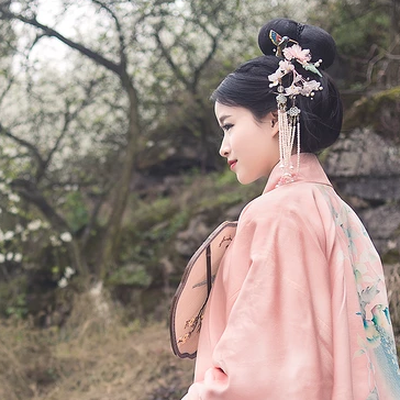 花林粉衣帶團扇女生頭像，唯美古風真人頭像