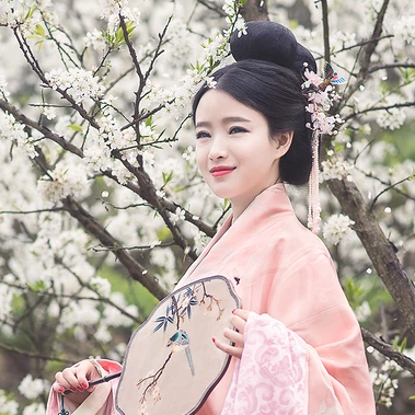 花林粉衣帶團扇女生頭像，唯美古風真人頭像