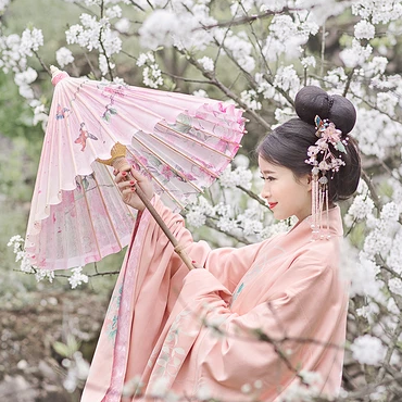 花林粉衣帶團扇女生頭像，唯美古風真人頭像