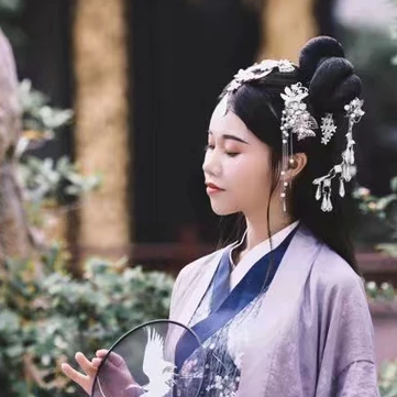 典雅素衣帶團扇女生頭像，唯美古風(fēng)真人頭像