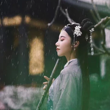 典雅素衣帶團扇女生頭像，唯美古風(fēng)真人頭像