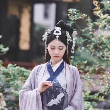 典雅素衣帶團扇女生頭像，唯美古風(fēng)真人頭像