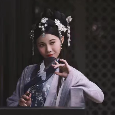 典雅素衣帶團扇女生頭像，唯美古風(fēng)真人頭像