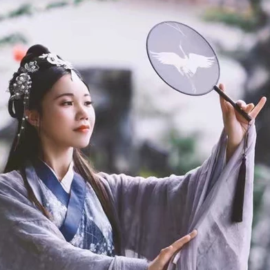 典雅素衣帶團扇女生頭像，唯美古風(fēng)真人頭像