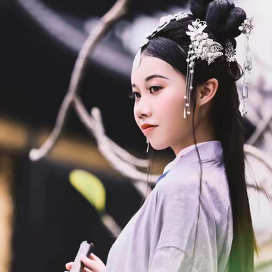 典雅素衣帶團扇女生頭像，唯美古風(fēng)真人頭像