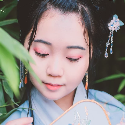 文藝藍衣帶團扇女生頭像，唯美古風真人頭像