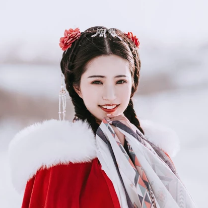 風(fēng)雪中紅披風(fēng)女生頭像，唯美古風(fēng)真人頭像