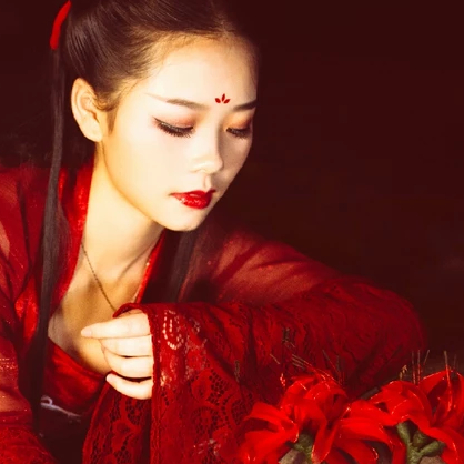 夜晚彼岸花紅衣女生頭像，唯美古風(fēng)真人頭像