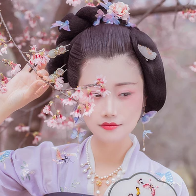 櫻花樹下粉色佳人女生頭像，唯美古風(fēng)真人頭像