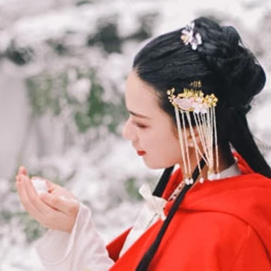 寒雪紅披風(fēng)女生頭像，唯美古風(fēng)真人頭像