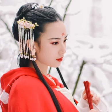 寒雪紅披風女生頭像，唯美古風真人頭像