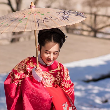 古典紅衣帶傘女生頭像，唯美古風(fēng)真人頭像