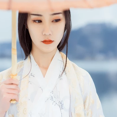 江山雪地帶傘女生頭像，唯美古風(fēng)真人頭像