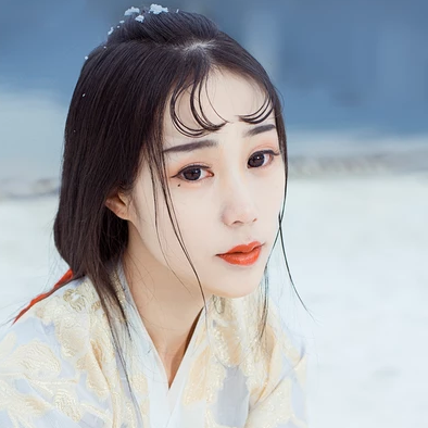 江山雪地帶傘女生頭像，唯美古風(fēng)真人頭像