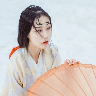 江山雪地帶傘女生頭像，唯美古風(fēng)真人頭像