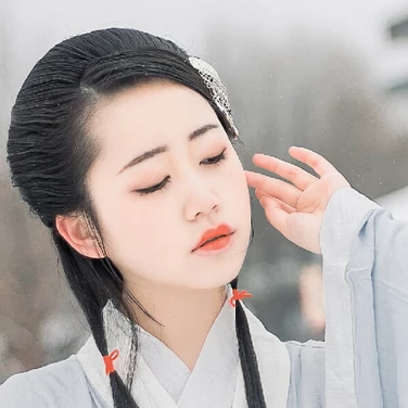 白衣素雪帶傘女生頭像，唯美古風(fēng)真人頭像