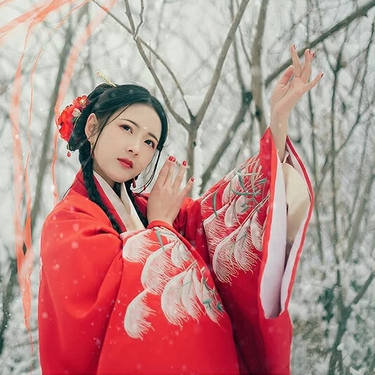 冷艷紅衣白雪女生頭像，唯美古風(fēng)真人頭像