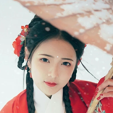 冷艷紅衣白雪女生頭像，唯美古風(fēng)真人頭像