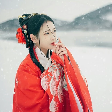 冷艷紅衣白雪女生頭像，唯美古風(fēng)真人頭像