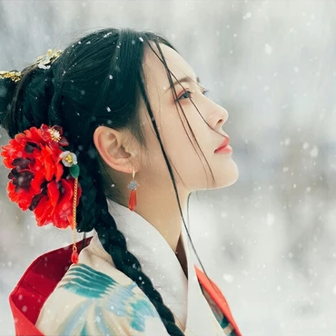 冷艷紅衣白雪女生頭像，唯美古風(fēng)真人頭像