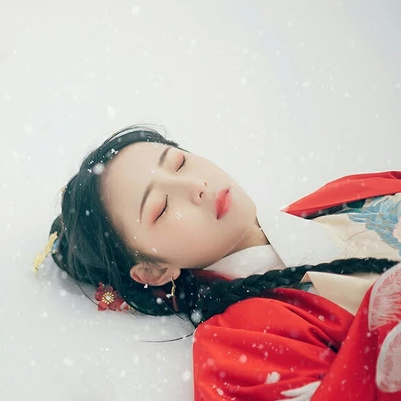 冷艷紅衣白雪女生頭像，唯美古風(fēng)真人頭像