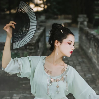 嬌艷帶折扇女生頭像，唯美古風(fēng)真人頭像