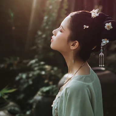 嬌艷帶折扇女生頭像，唯美古風(fēng)真人頭像