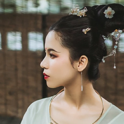 嬌艷帶折扇女生頭像，唯美古風(fēng)真人頭像