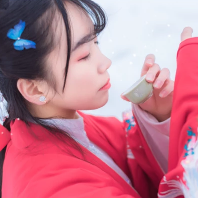 白雪紅衣女生頭像，唯美古風真人頭像