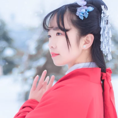 白雪紅衣女生頭像，唯美古風真人頭像