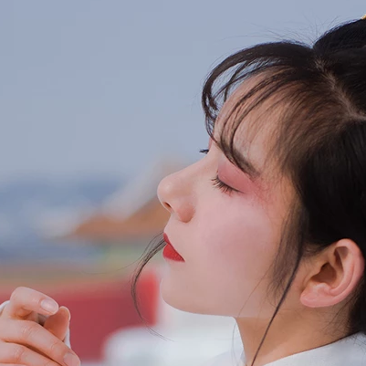 白衣白雪帶傘女生頭像，唯美古風真人頭像