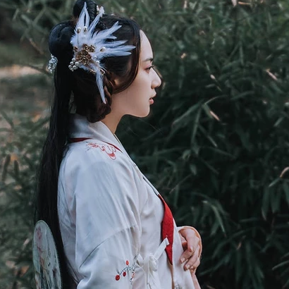 典雅帶團(tuán)扇女生頭像，唯美古風(fēng)真人頭像