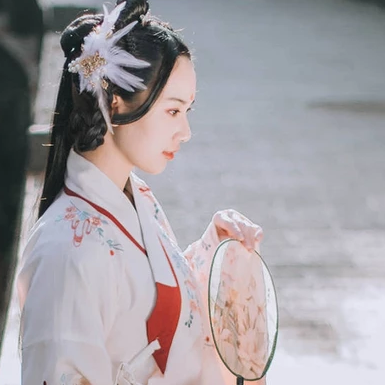 典雅帶團(tuán)扇女生頭像，唯美古風(fēng)真人頭像