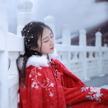 雪飄飄紅衣帶傘女生頭像，唯美古風(fēng)真人頭像