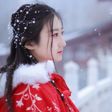 雪飄飄紅衣帶傘女生頭像，唯美古風(fēng)真人頭像