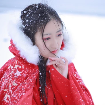 雪飄飄紅衣帶傘女生頭像，唯美古風(fēng)真人頭像