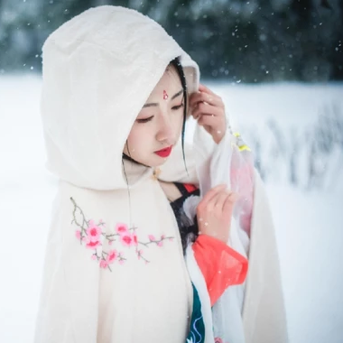 雪地帶披風(fēng)女生頭像，唯美古風(fēng)真人頭像