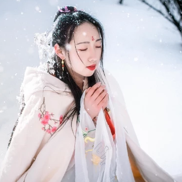 雪地帶披風(fēng)女生頭像，唯美古風(fēng)真人頭像