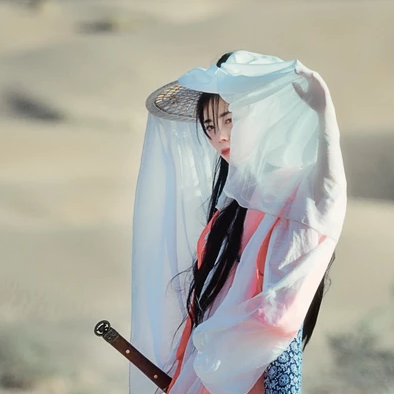 文藝俠客帶兵器女生頭像，唯美古風真人頭像