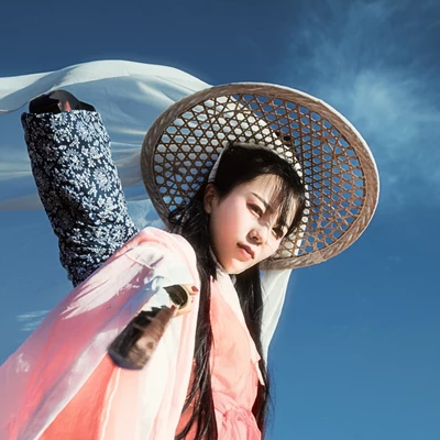 文藝俠客帶兵器女生頭像，唯美古風真人頭像