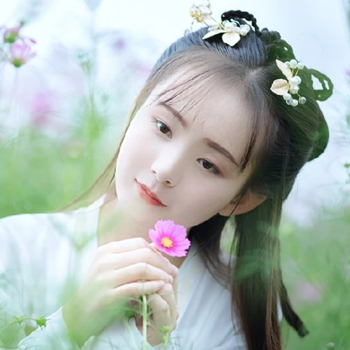 小清新花朵帶團扇女生頭像，唯美古風真人頭像