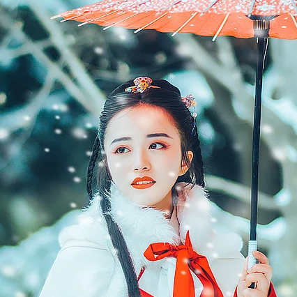 唯美古風(fēng)真人頭像：雪花帶傘紅衣女生頭像