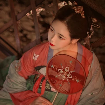 紅紗帶團(tuán)扇女生頭像，唯美古風(fēng)真人頭像
