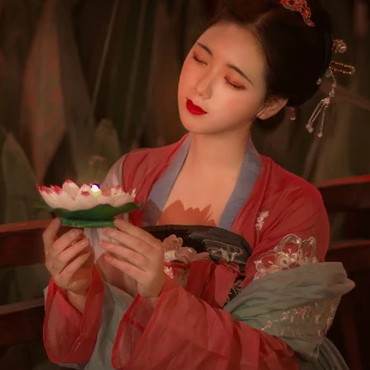 紅紗帶團(tuán)扇女生頭像，唯美古風(fēng)真人頭像