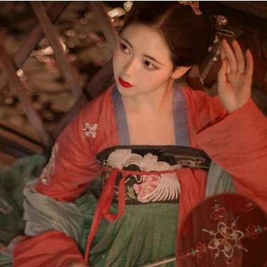 紅紗帶團(tuán)扇女生頭像，唯美古風(fēng)真人頭像