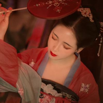 紅紗帶團(tuán)扇女生頭像，唯美古風(fēng)真人頭像