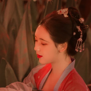 紅紗帶團(tuán)扇女生頭像，唯美古風(fēng)真人頭像
