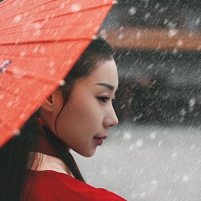 雪紛紛紅衣帶傘女生頭像，唯美古風(fēng)真人頭像