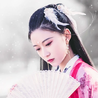 雪仙子紅衣帶折扇女生頭像，唯美古風(fēng)真人頭像