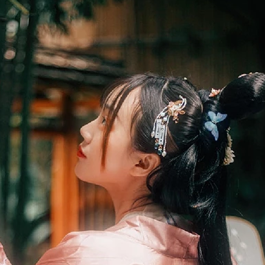 粉衣帶團扇女生頭像，唯美古風真人頭像